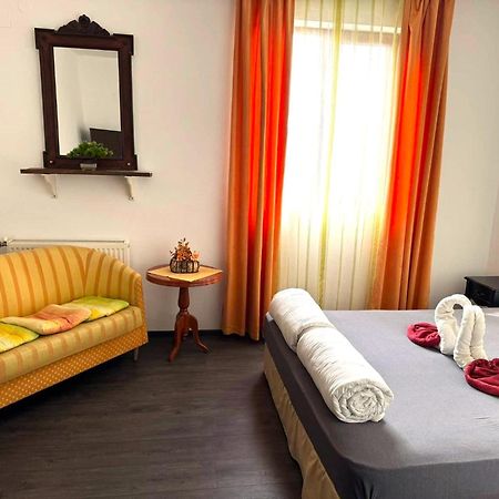 Guest House Misha Petrevene Ngoại thất bức ảnh