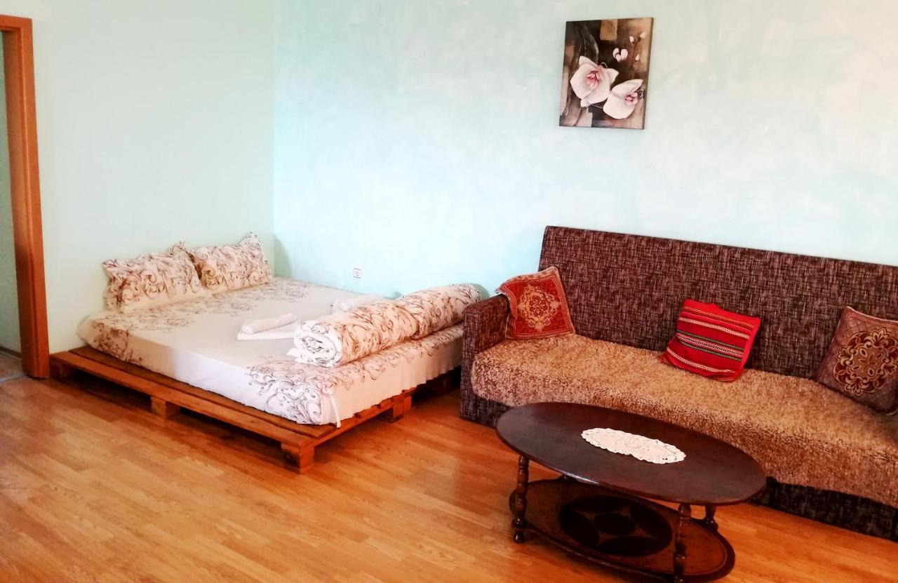 Guest House Misha Petrevene Ngoại thất bức ảnh