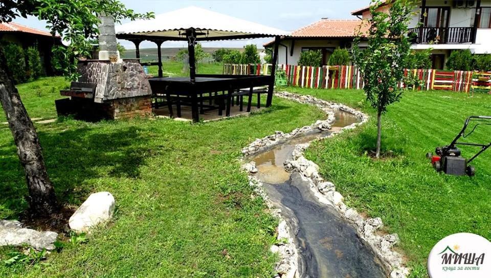 Guest House Misha Petrevene Ngoại thất bức ảnh