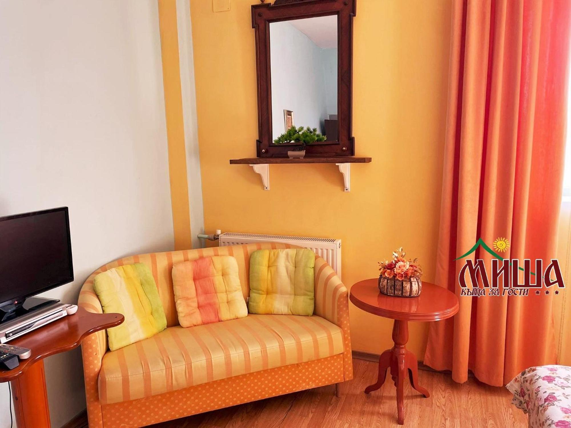 Guest House Misha Petrevene Ngoại thất bức ảnh