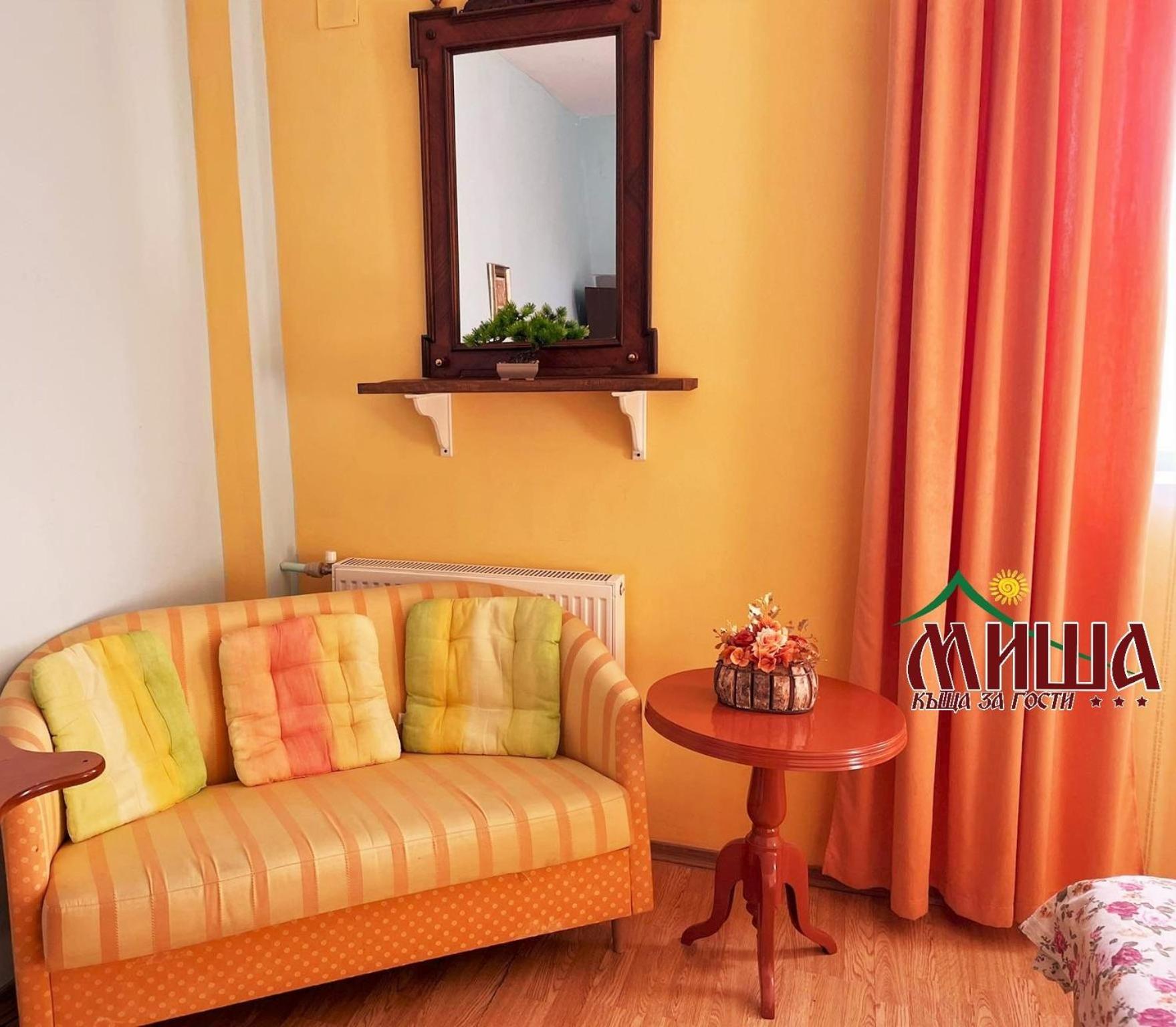 Guest House Misha Petrevene Ngoại thất bức ảnh
