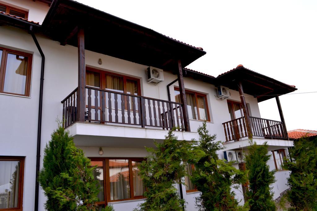 Guest House Misha Petrevene Ngoại thất bức ảnh