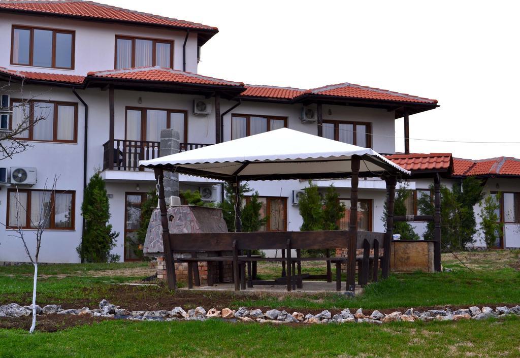 Guest House Misha Petrevene Ngoại thất bức ảnh